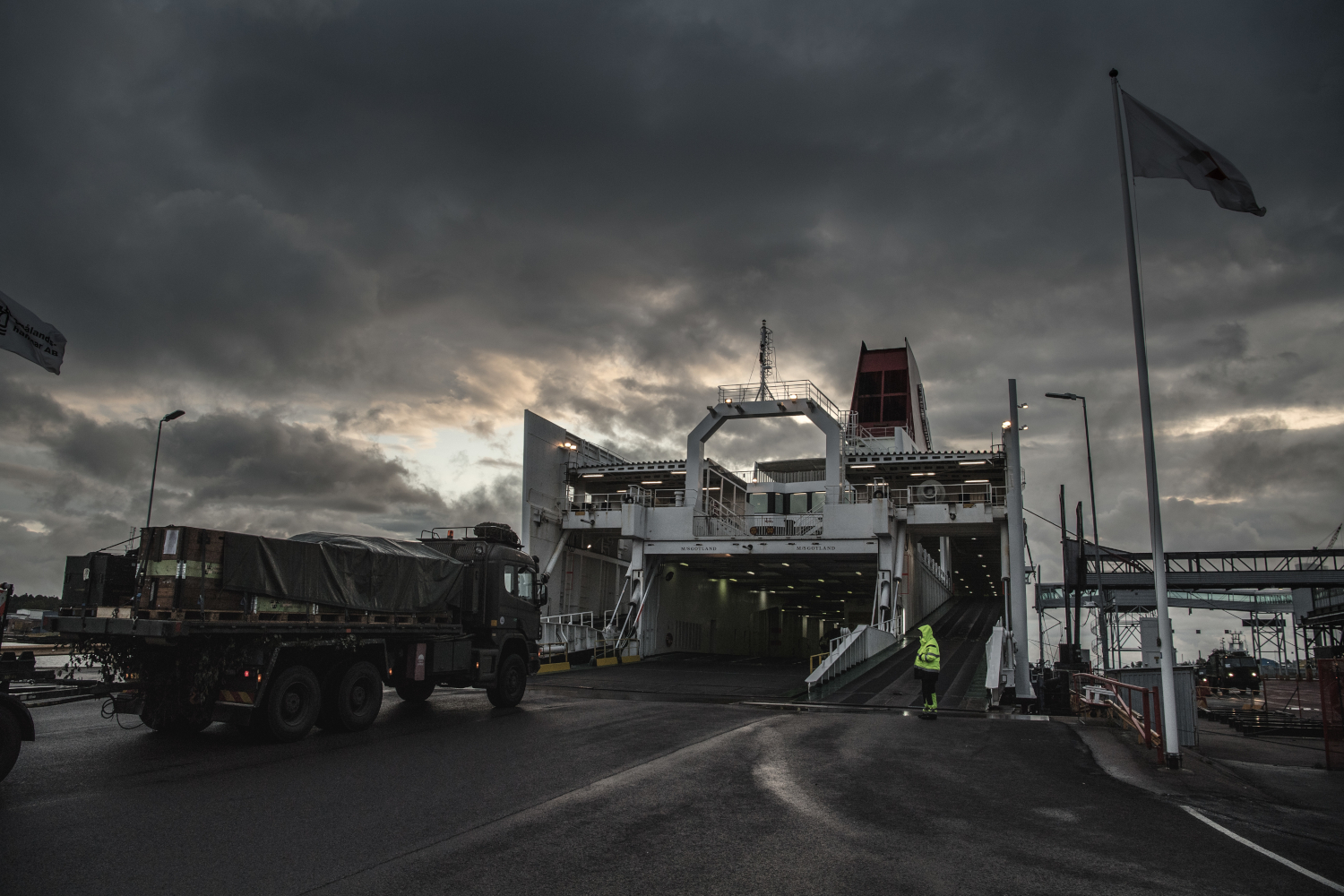 Militärfordon som kör på en färja
