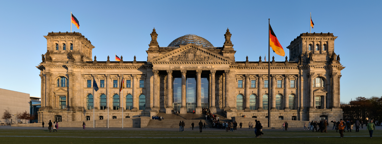 Tysklands förbundsdag i kvällssol. Symboliserar Tysklands maktcentrum och landets utrikespolitik.