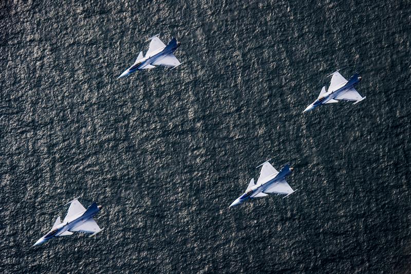 Stridsflygplan som flyger över havet fotade ovanifrån