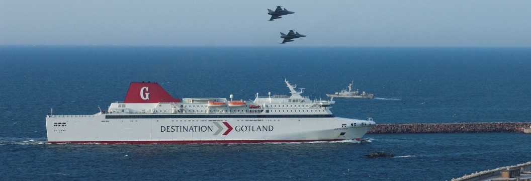 Stridsflyg ovanför en Destination Gotland-färja