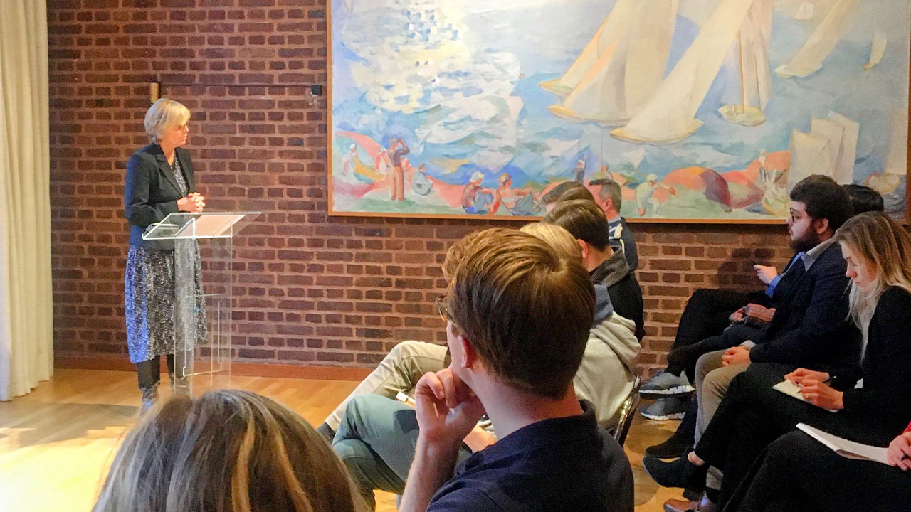 Norges ambassadör Aud Kolberg håller föredrag för FOSA-alumner