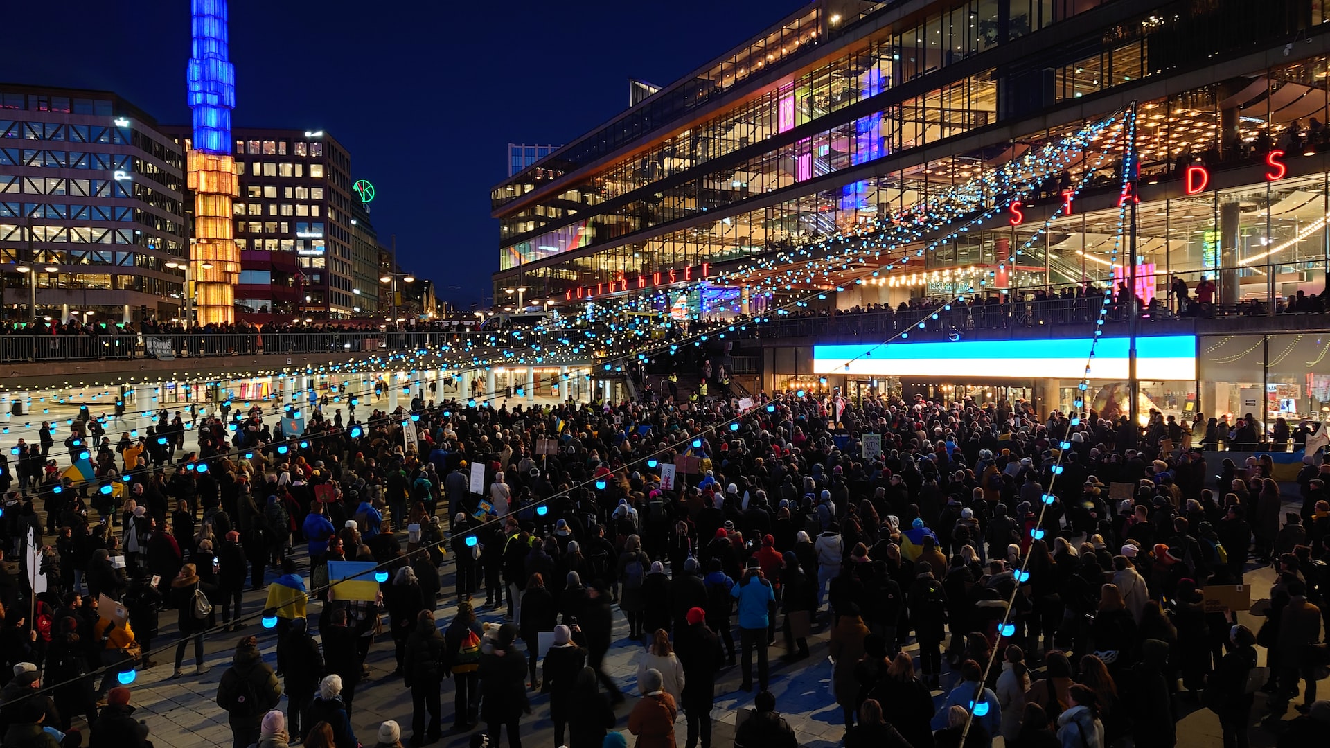 Demonstration på Sergels Torg i Stockholm mot Rysslands invasion i Ukraina