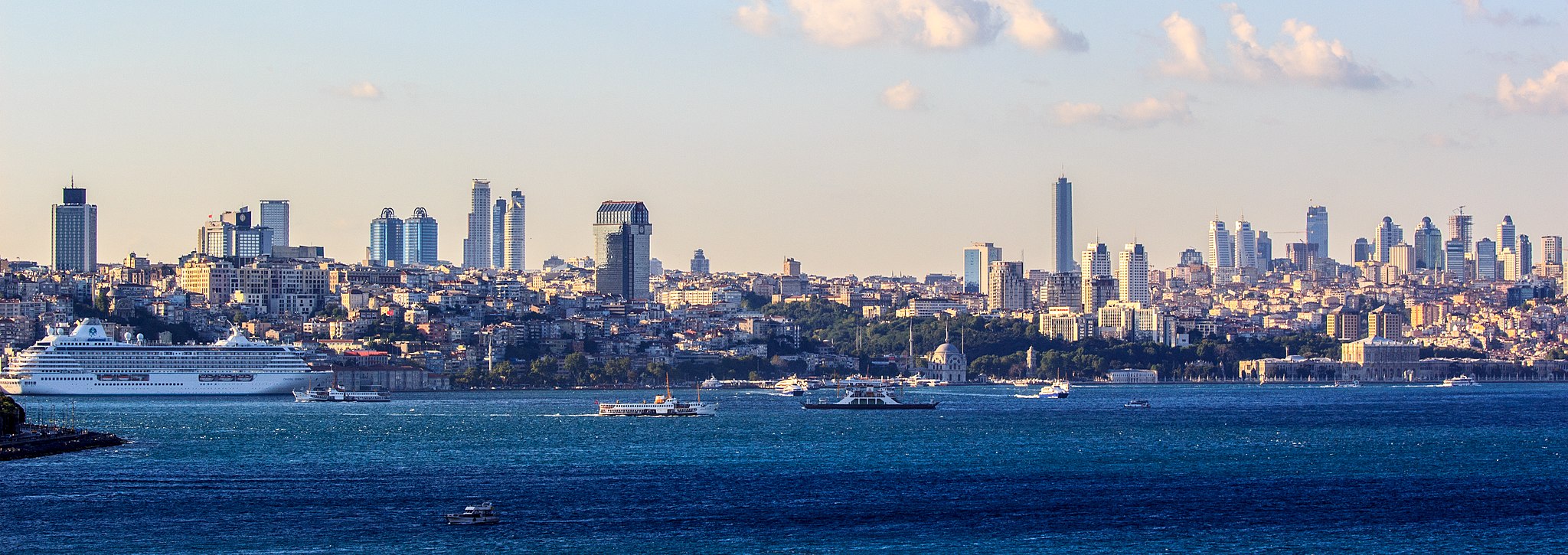 Istanbul skyline i kvällsljus