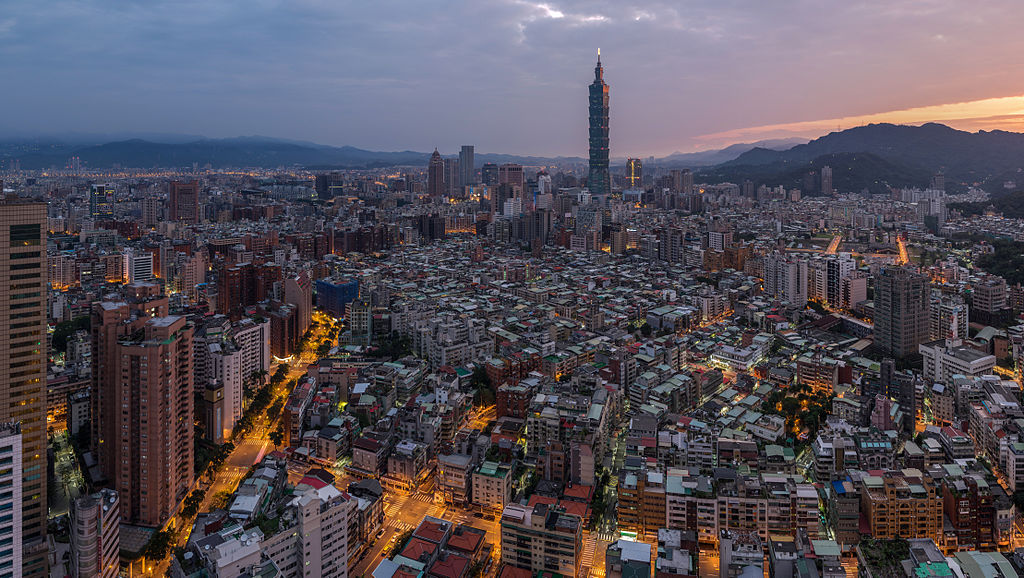 Taipei skyline i solnedgången