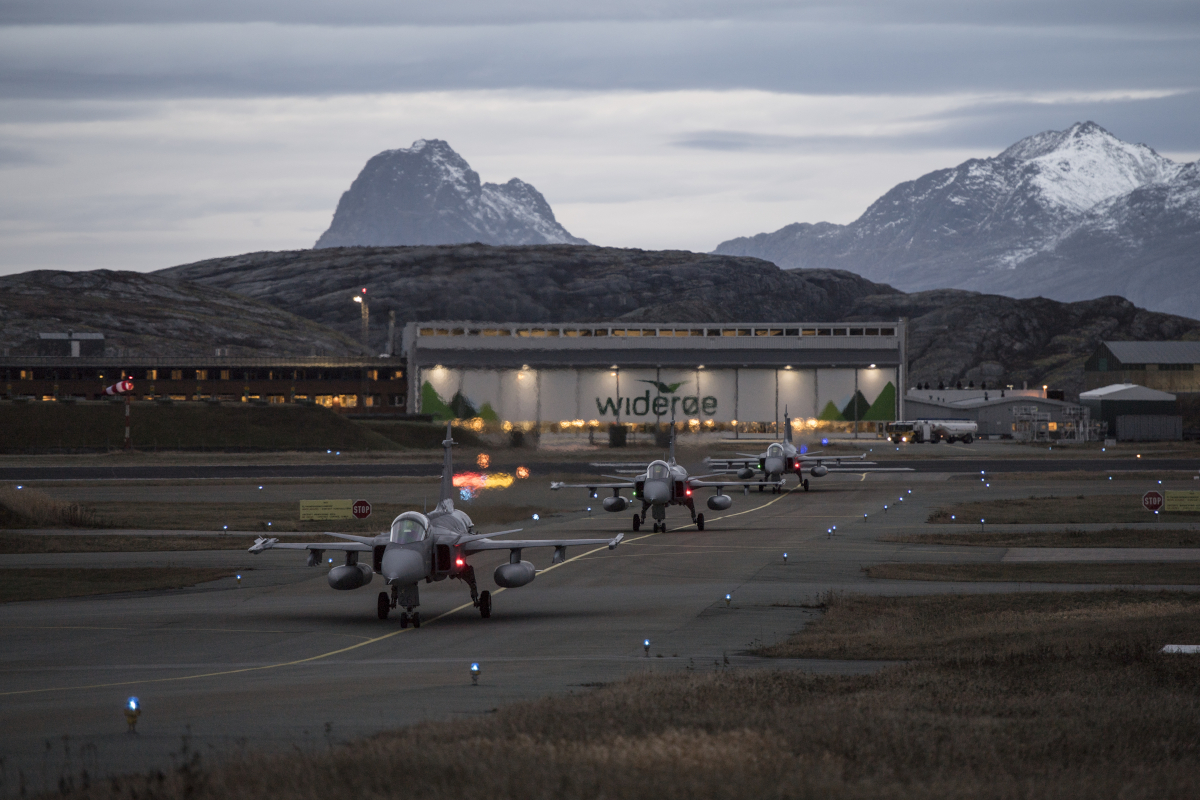 Svenska JAS 39 Gripen taxar på Bodö flygplats efter genomfört övningsuppdrag under Trident Juncture 18.